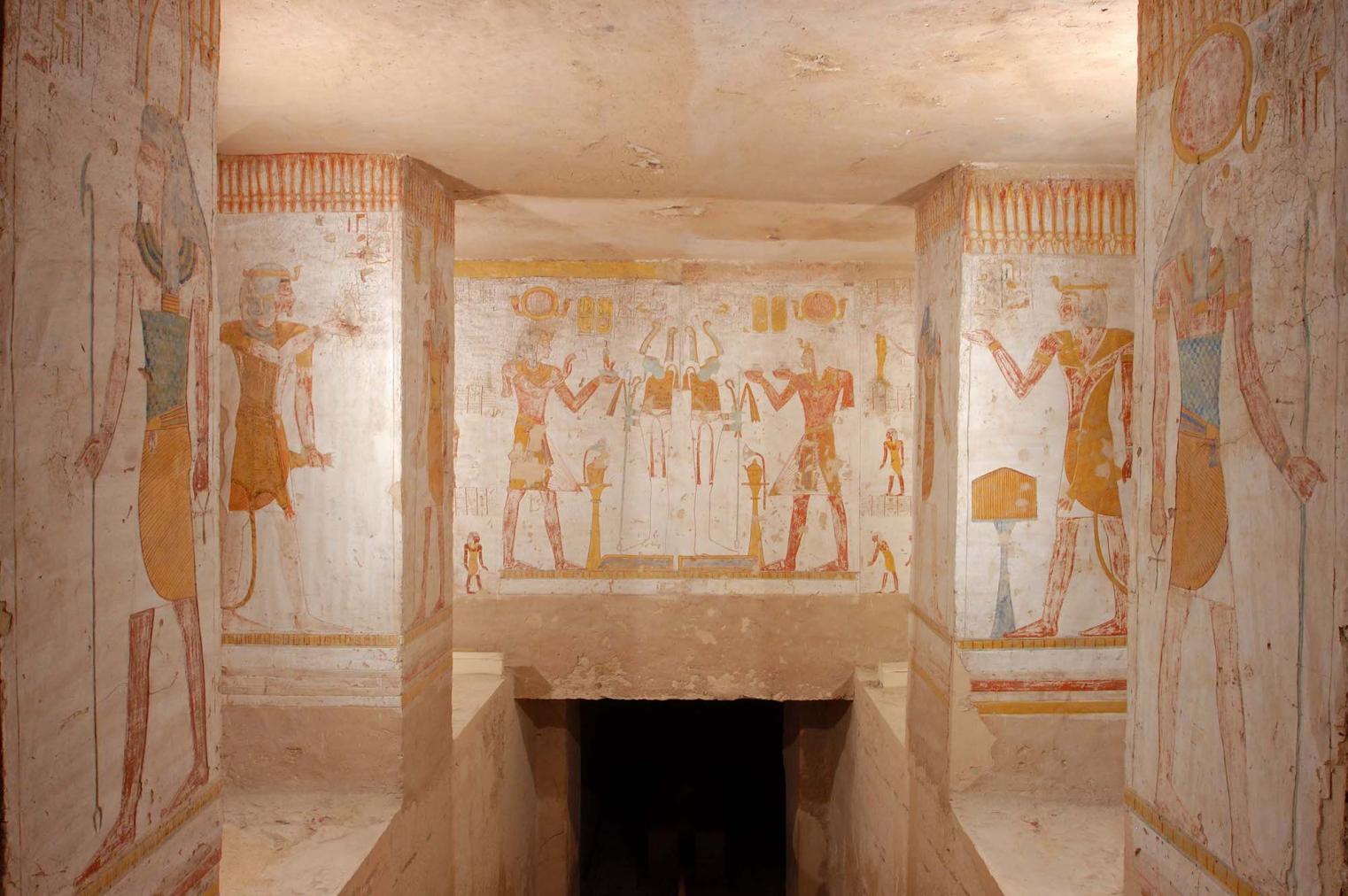 General view of the pillared hall.