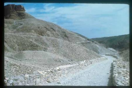 Path between KV 47 and KV 11.